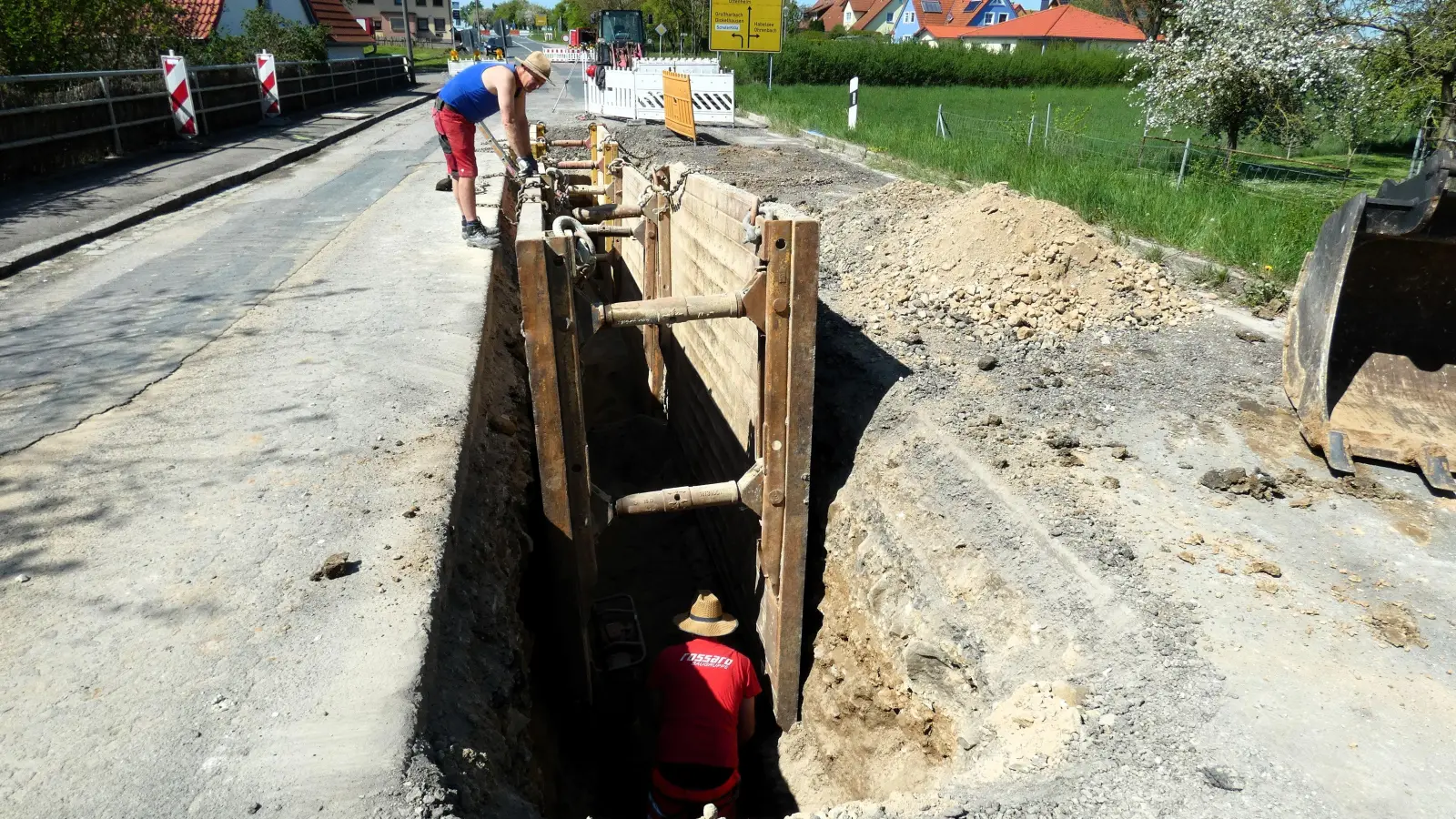 In Oberscheckenbach wird saniert. Bis November ist die Durchfahrt gesperrt, dann soll alles abgeschlossen sein. Insgesamt kostet die Maßnahme rund 1,1 Millionen Euro. (Foto: Karl-Heinz Gisbertz)