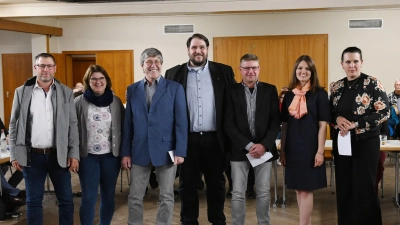 Für den Windsbacher Stadtrat neu vereidigt (von links): Martin Reck (SPD/UW), Jenny Weid (SPD/UW), Martin Schumacher (Grüne), Norman Blevins (CSU), Jürgen Reck (Umland), Tina Stünzendörfer (CSU) und Kathrin Haumann (Umland).  (Foto: Luca Paul)