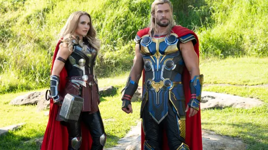 Wie Spielzeugfiguren: Natalie Portman (l)  und Chris Hemsworth in &quot;Thor: Love and Thunder&quot;. (Foto: Jasin Boland/Walt Disney Studios/dpa)