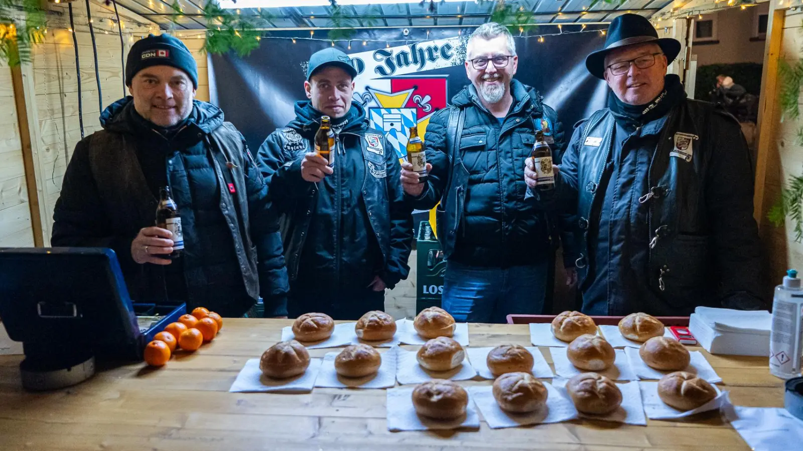 Ordentlich Stimmung in der Bude: In Wilhelmsdorf haben auch die Standbetreiber Spaß. (Foto: Mirko Fryska)