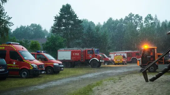 Starker Regen hat im Kampf gegen zwei große Waldbrände in Brandenburg am frühen Montagmorgen für Entlastung gesorgt. (Foto: Annette Riedl/dpa)
