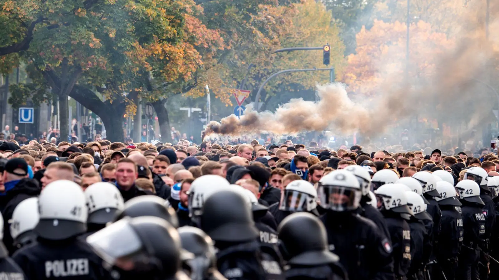 Aufeinandertreffen von Polizei und Fans bei einem Fußballspiel (Archivbild)  (Foto: Daniel Bockwoldt/dpa)