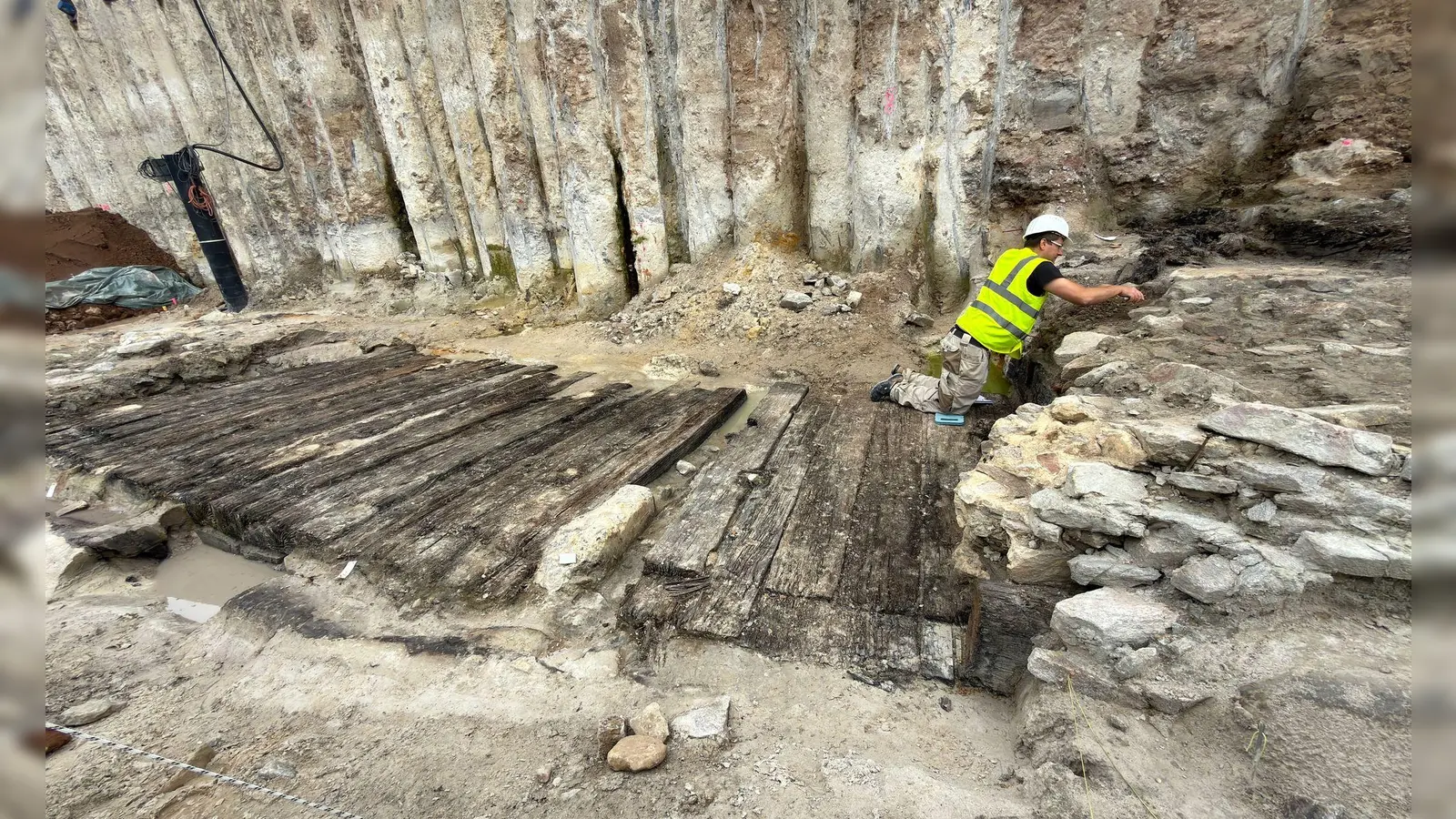 An der Stelle in Aschaffenburg war bisher keine eisenzeitliche Siedlung oder Ähnliches vermutet worden.  (Foto: Daniel Löb/dpa)