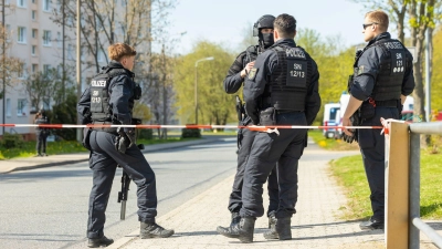 In Sachsen sind zwei Leichen und ein Schwerverletzter im Bereich eines Mehrfamilienhauses gefunden worden. (Foto: Jürgen Lösel/dpa)