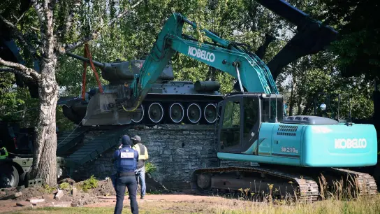 Arbeiter entfernen einen sowjetischen Panzer vom Typ T-34, der als Denkmal in Narva in Estland aufgestellt wurde. Der Premierminister begründete die Demontage damit, dass das Denkmal eine Gefahr für die öffentliche Ordnung darstelle. (Foto: Sergei Stepanov/AP/dpa)