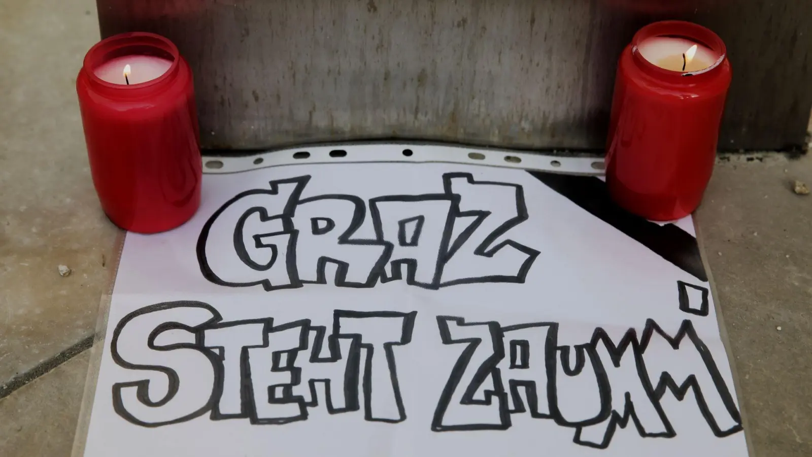 Ein zehntes Opfer starb am Abend an den Verletzungen. (Foto: Heinz-Peter Bader/AP/dpa)