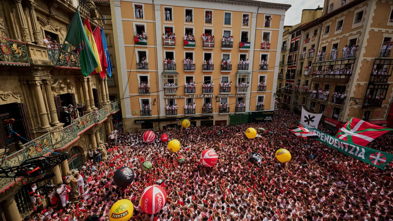 Mit dem Abschuss einer kleinen Rakete wurde am Sonntag das neuntägige Stadtfest San Fermín mit den berühmten Stierläufen in Pamplona eröffnet. (Foto: Miguel Oses/AP/dpa)
