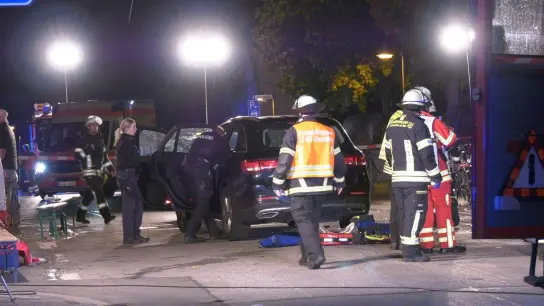 Einsatzkräfte der Polizei und Feuerwehr, sowie Rettungskräfte stehen im Rüsselsheimer Ortsteil Bauschheim an einer Unfallstelle. (Foto: Keutz-TVNews/dpa)