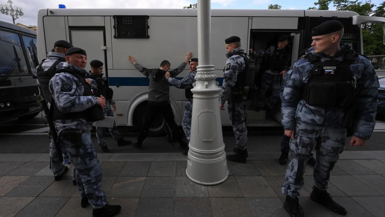 Polizisten halten einen Demonstranten auf dem Puschkinskaja-Platz in Moskau fest. (Foto: AP/dpa)