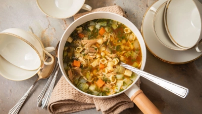 Eine warme Hühnersuppe gibt bei Erkältungen die nötige Energie. (Foto: Christin Klose/dpa-tmn)