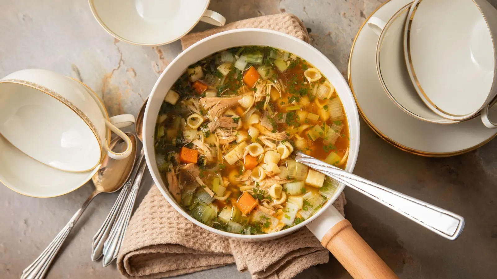 Eine warme Hühnersuppe gibt bei Erkältungen die nötige Energie. (Foto: Christin Klose/dpa-tmn)