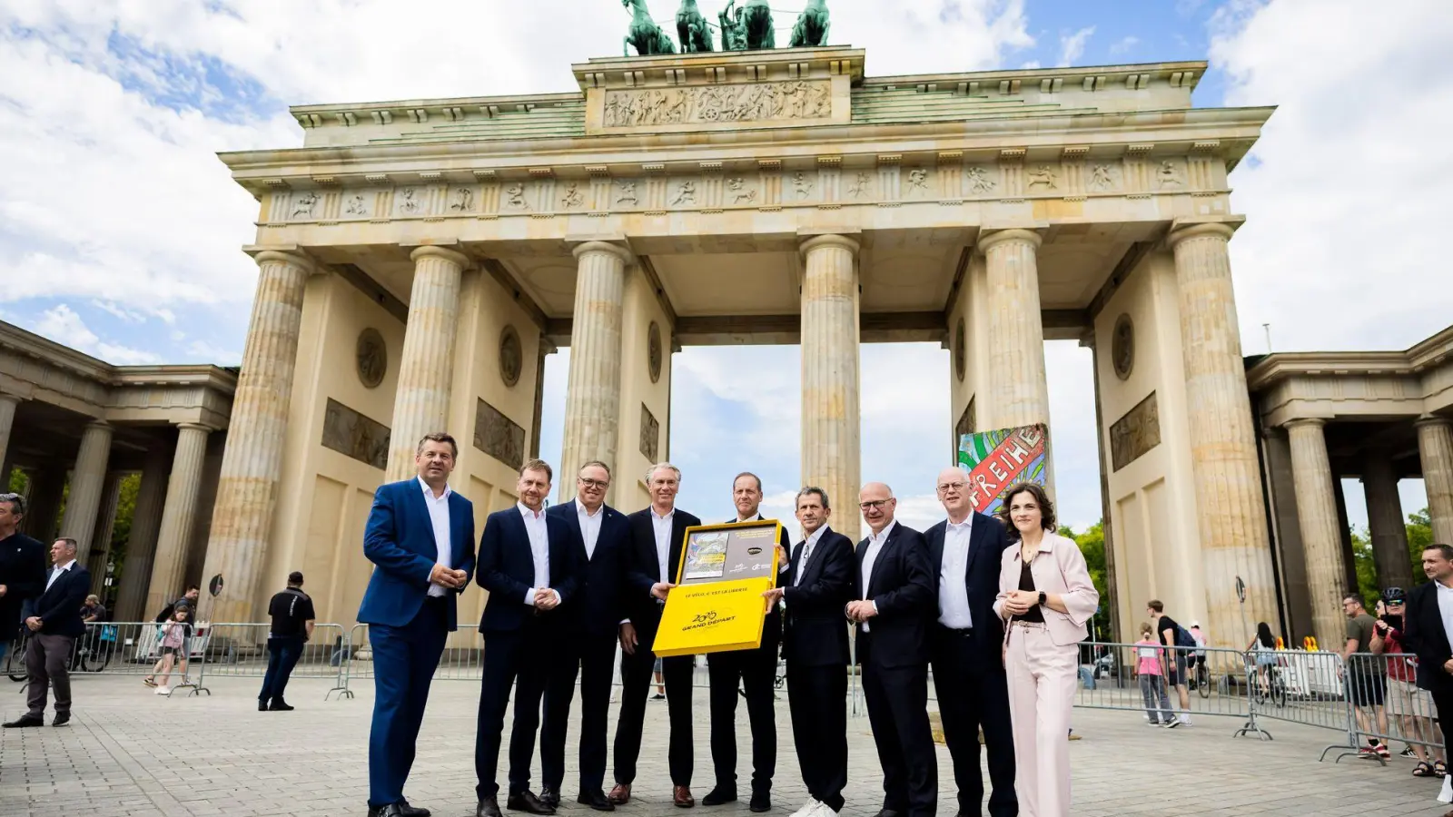 Die Bewerbung um den Grand Départ 2029 wurde in Berlin übergeben.  (Foto: Christoph Soeder/dpa)