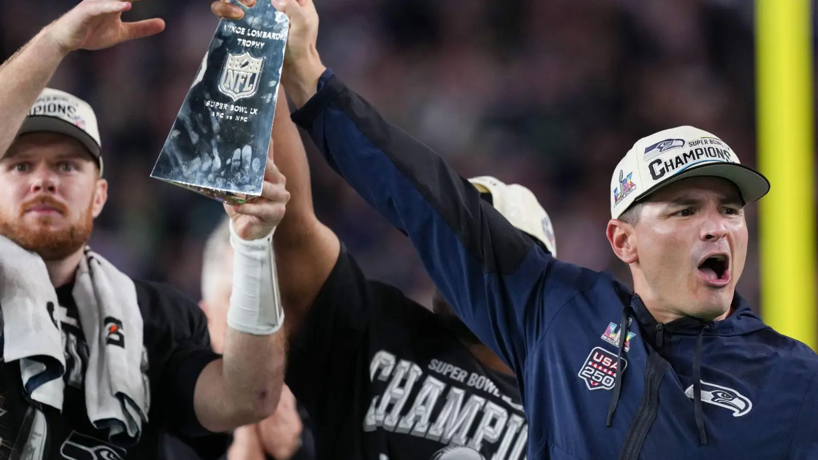 Nur gemeinsam: Trainer MacDonald (rechts) reckt den Pokal mit seinen Spielern Darnold (links) und Walker in die Höhe. (Foto: Matt Slocum/AP/dpa)