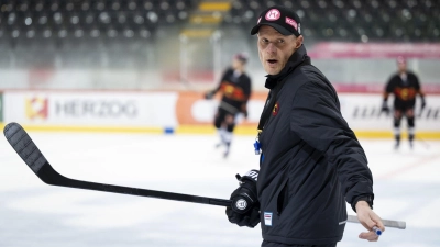 Toni Söderholm ist das erste mal in seiner neuen Funktion als Trainer des SC Bern auf dem Eis. (Foto: Anthony Anex/KEYSTONE/dpa)