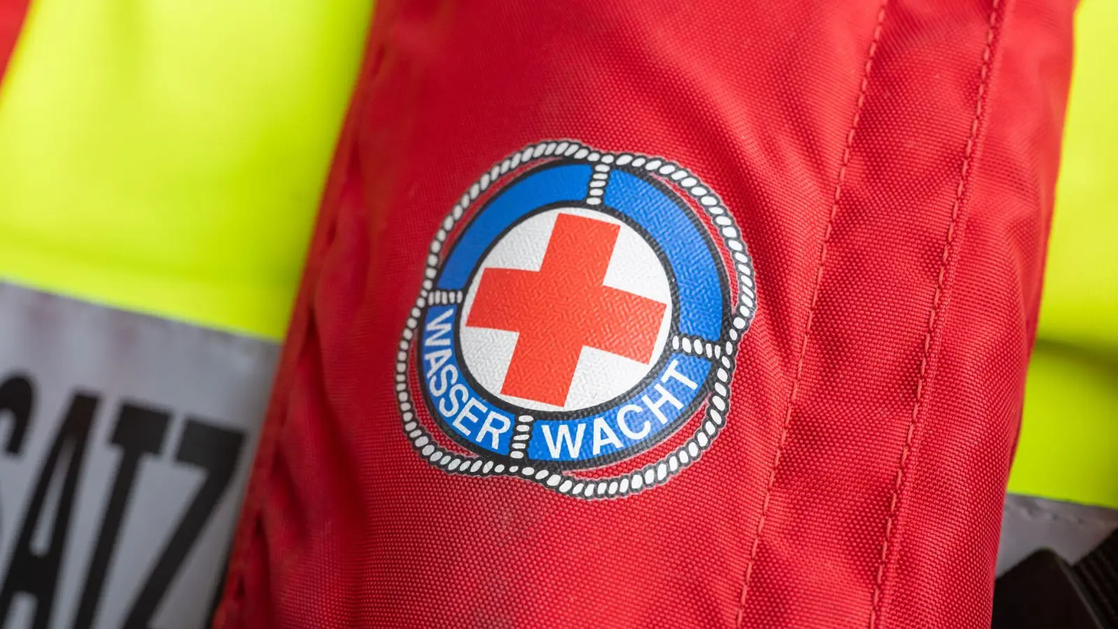 Die Wasserwacht und ein Polizist retteten den 24-Jährigen aus dem Wasser. (Symbolbild) (Foto: Peter Kneffel/dpa)