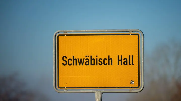 Das Ortsschild von Schwäbisch Hall. (Foto: Stefan Puchner/dpa/Archivbild)