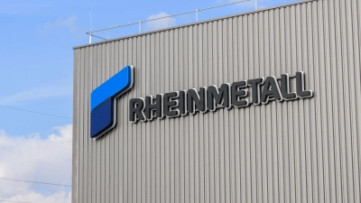 In diesem Rheinmetall-Werk im niedersächsischen Unterlüß werden Artilleriegranaten hergestellt, in Neuss hingegen soll es bald mit der Produktion von Aufklärungssatelliten losgehen. (Foto: Julian Stratenschulte/dpa)