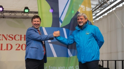 Bürgermeister Jürgen Heckel (links) und sein Amtskollege Sandro Bauer freuen sich gemeinsam auf die Landesgartenschau 2027 in Bad Windsheim. (Foto: Luca Gaimann)