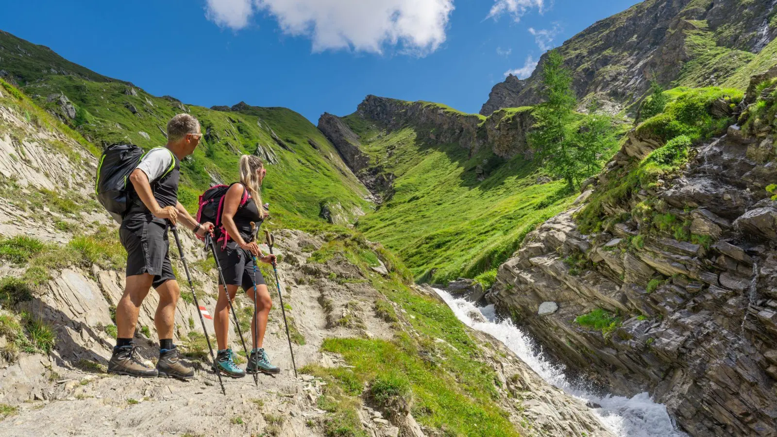Verschnaufpause am Wildwasser: Wanderer beim Großglockner-Aufstieg. (Foto: Peter Maier/Tirol Werbung/dpa-tmn)