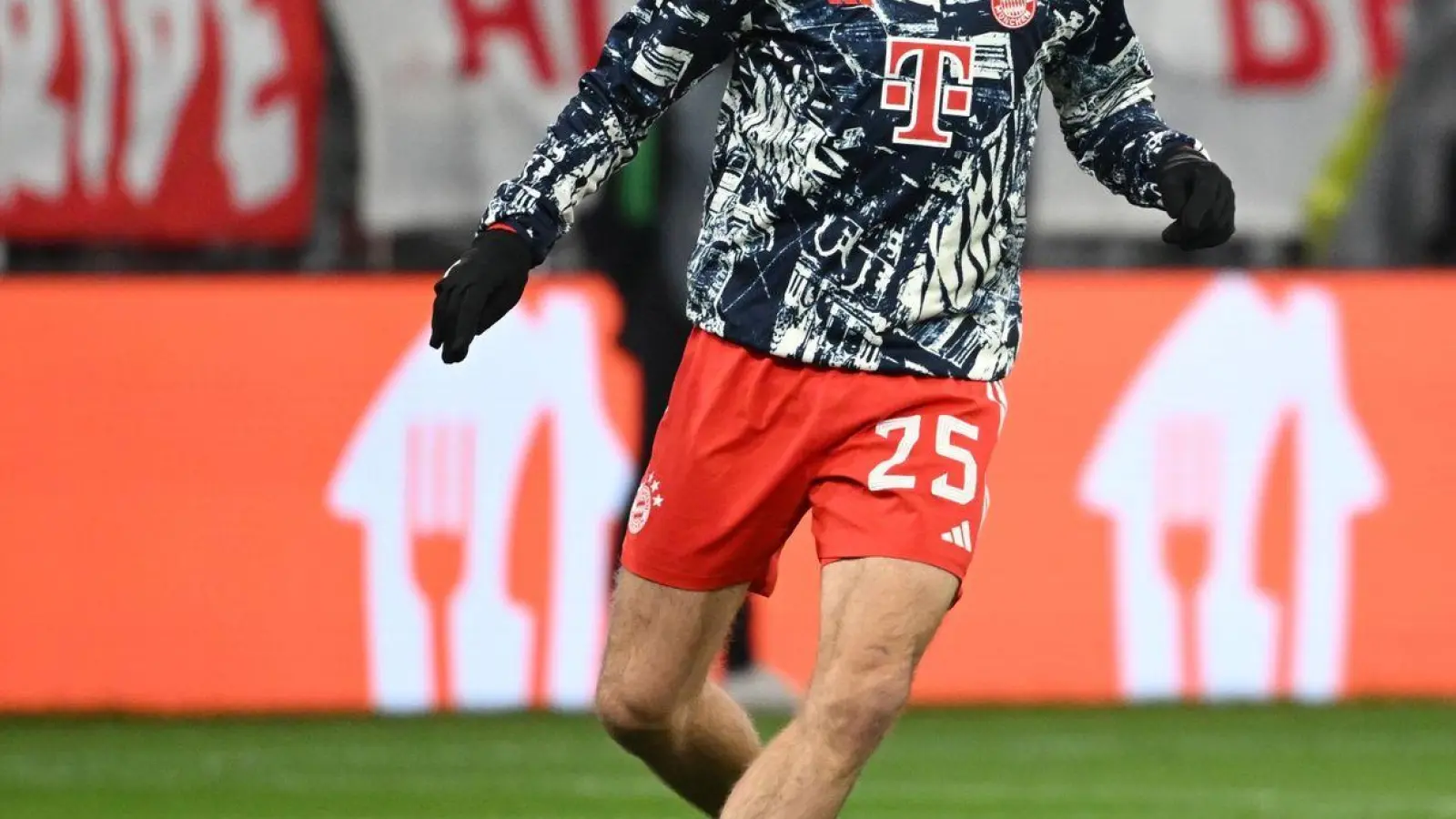 Bayerns Thomas Müller spielt während der Aufwärmphase einen Ball. (Foto: Sven Hoppe/dpa)