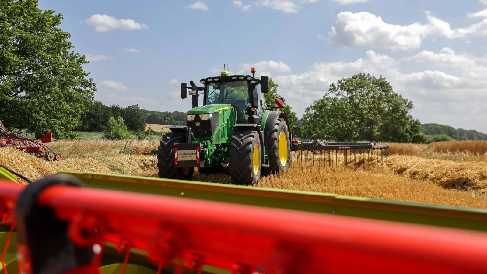 Eine junge Treckerfahrerin ist in Babenhausen im Allgäu mit ihrem Traktor samt Anhänger umgekippt und schwer verletzt worden. (Symbolbild) (Foto: Jan Woitas/dpa)