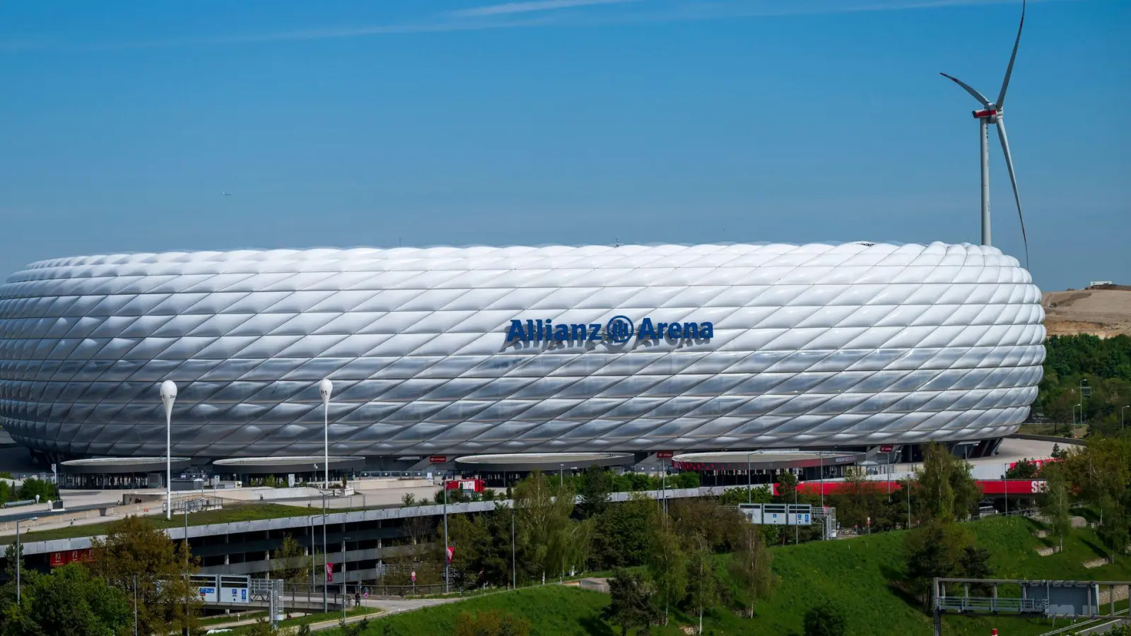 Gleich mehrere Großkonzerte steigen im Juni in der Allianz-Arena im Norden Münchens. (Archivbild) (Foto: Peter Kneffel/dpa)
