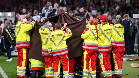 Vor der Siegerehrung beim DFB-Pokal-Finale in Berlin kam es zu einem medizinischen Notfall. (Foto: Robert Michael/dpa)