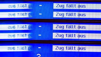 „Zug fällt aus“ ist auf einer Anzeige im Hauptbahnhof Hannover zu lesen. 2023 kam das oft vor. (Foto: Moritz Frankenberg/dpa)