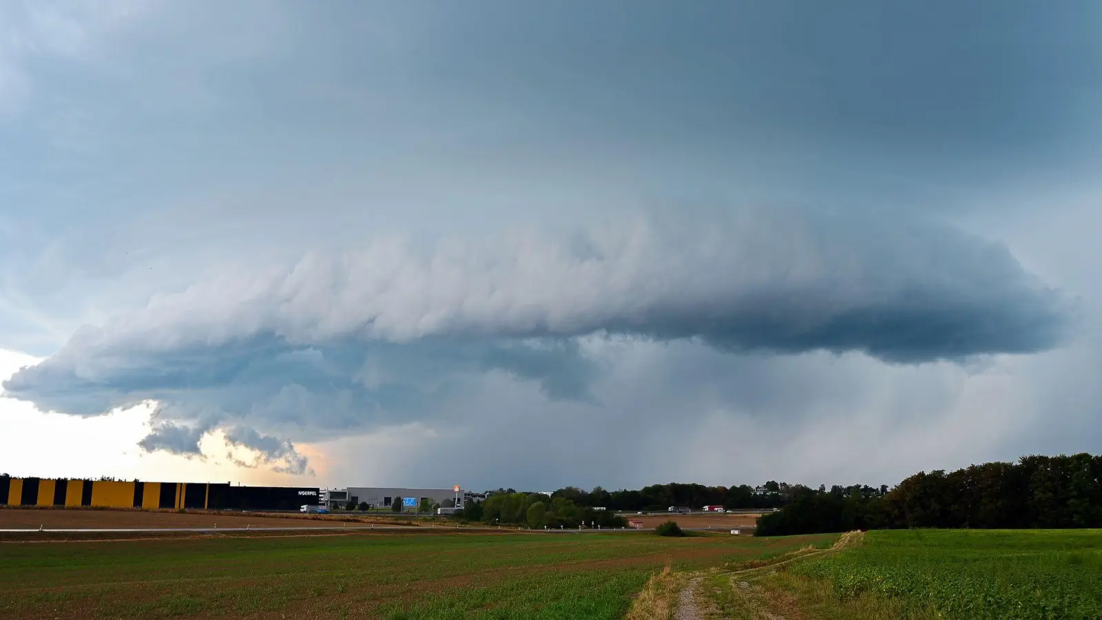 Gewitter und Regen erwartet der DWD für Freitag. (Foto: Simon Zeiher/onw-images/dpa)