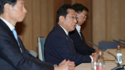 „Wir versprechen, dass der Staat bis zum Abschluss die volle Verantwortung übernimmt“: Japans Premierminister Fumio Kishida (M). (Foto: Zhang Xiaoyu/Pool Xinhua/AP/dpa)