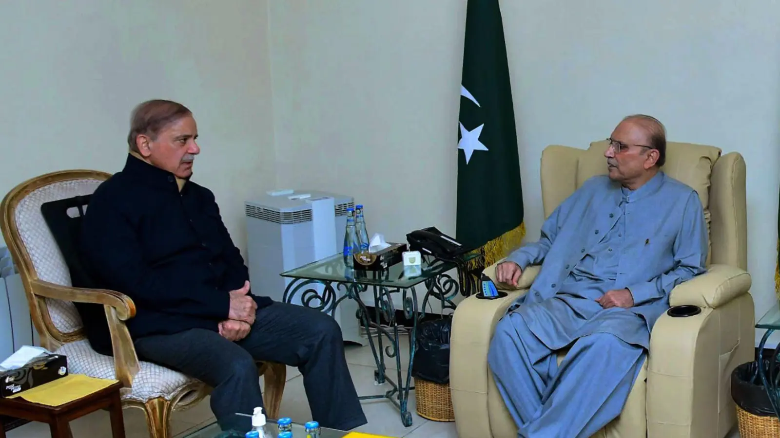 Pakistans Premierminister Shehbaz Sharif (l) zusammen mit dem neu gewählten pakistanischen Präsidenten Asif Ali Zardari. (Foto: Uncredited/Prime Minister Office/AP/dpa)