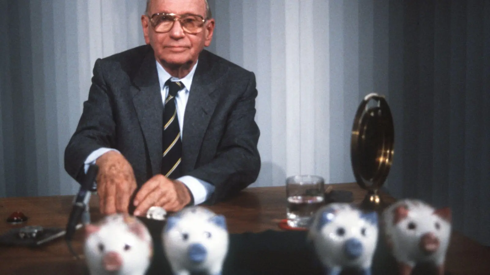 „Welches Schweinderl hätten Sie denn gern?“: Quizmaster Robert Lembke 1985 mit den berühmten „Was bin ich?“-Sparschweinen.  (Foto: picture alliance / dpa)