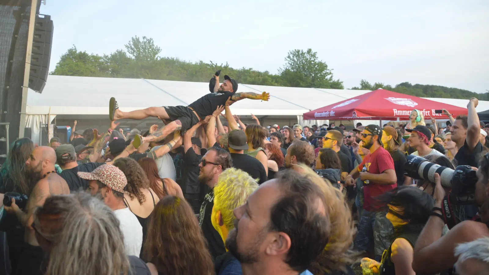 Einfach mal fallen lassen: Eine Extra-Fahrt auf der Menge genießt dieser Rock-Fan auf dem Wasted OpenAir 2023 in Obernzenn. (Foto: Johannes Zimmermann)