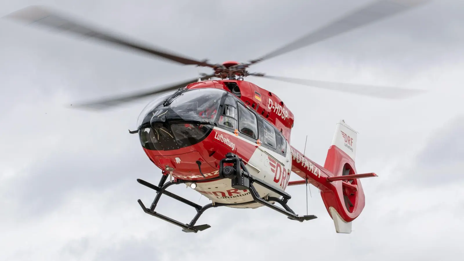 Ein 20-Jähriger wird noch mit einem Hubschrauber in eine Klinik geflogen, erliegt aber dort seinen Verletzungen. (Symbolbild) (Foto: Daniel Karmann/dpa)
