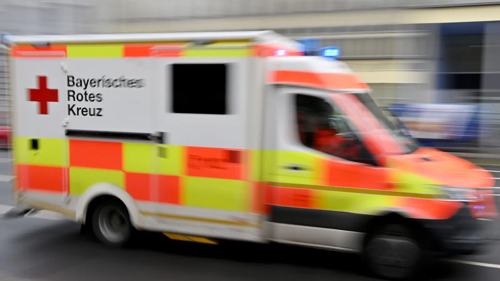 Knapp eine Woche nach dem Unfall ist der Mann seinen Verletzungen erlegen. (Symbolbild) (Foto: Peter Kneffel/dpa)