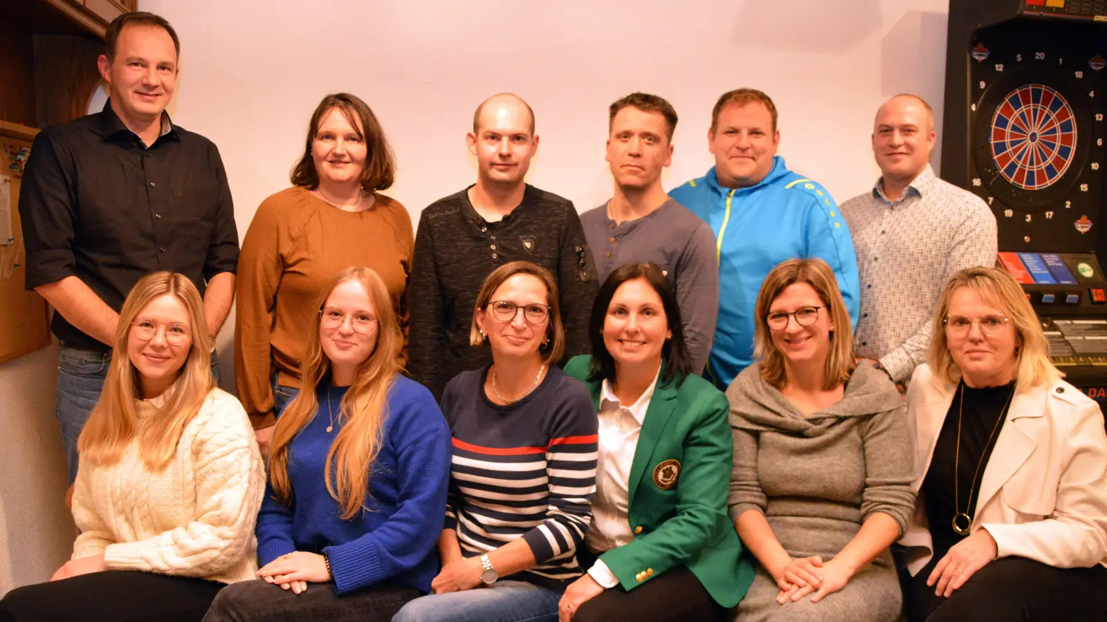 Mit diesem Team will die Gruppe „Freie Wähler-Dorfgemeinschaft” in Langenfeld in die Kommunalwahl gehen. Anna Ebener (vorne, Dritte von rechts) will Bürgermeisterin werden und steht auch auf Listenplatz 1. (Foto: Johannes Zimmermann)