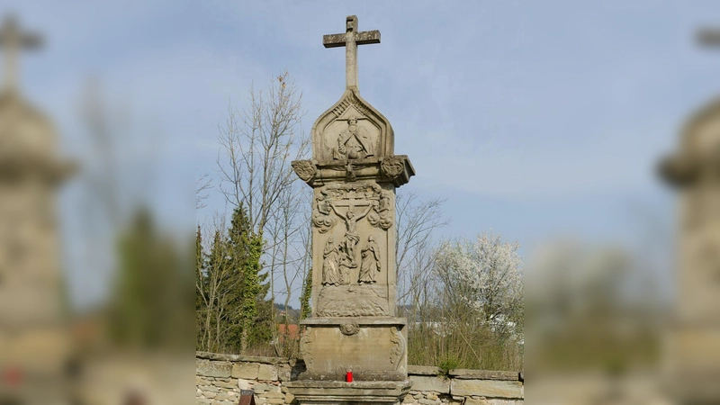 Der Votivaltar, der Ende des 17. Jahrhunderts aus Anlass der Errichtung des Schwarzen Turms gestiftet worden war, hatte seinen Standort zuletzt – bis 2015 – am alten Friedhof. Er soll saniert und auf der Wiese beim Johannessee wieder errichtet werden. (Foto: Stadtbauamt Scheinfeld)