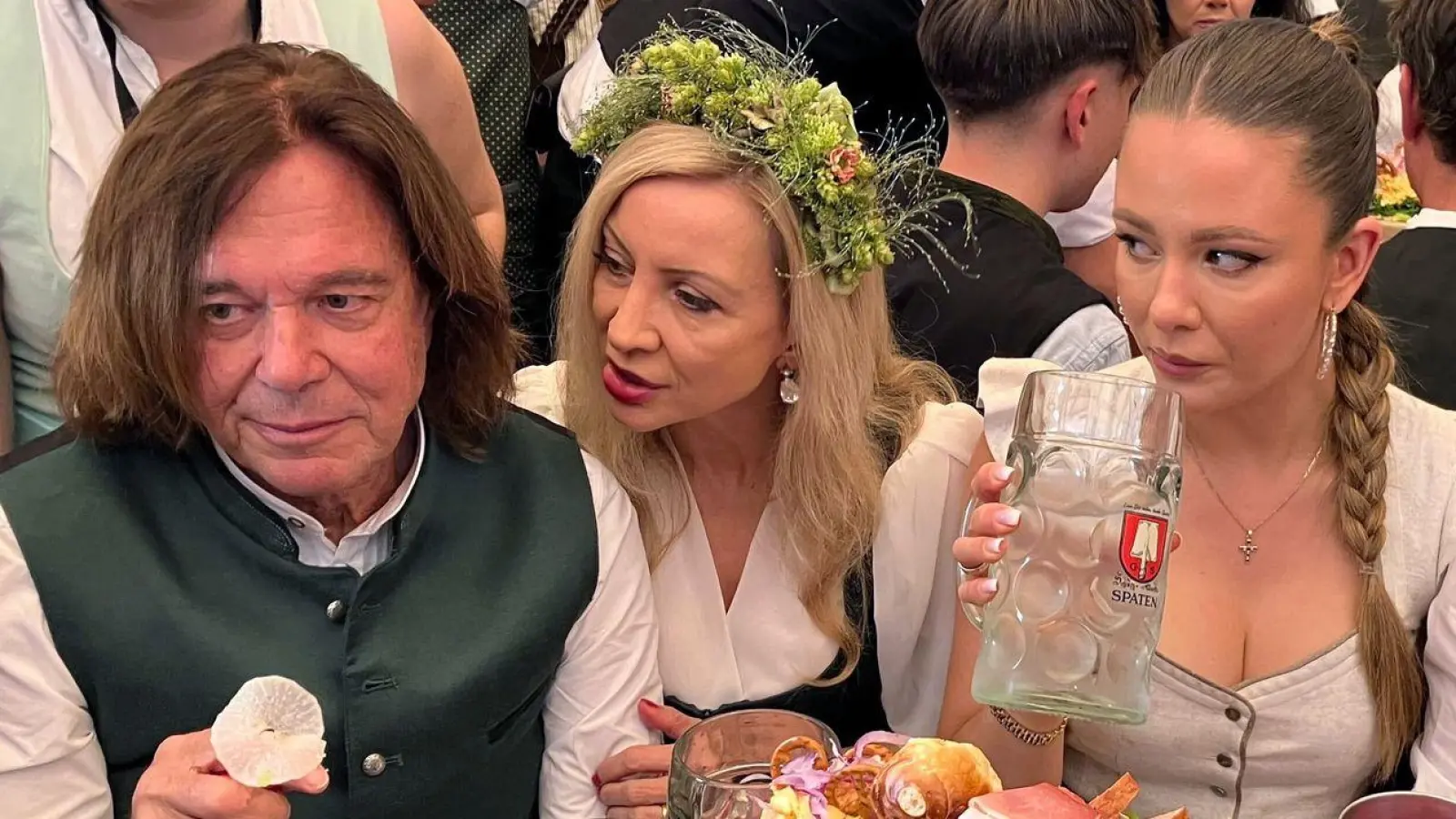 Jürgen Drews (l.) ist auf dem Oktoberfest zu Gast. (Foto: Britta Schultejans/dpa)