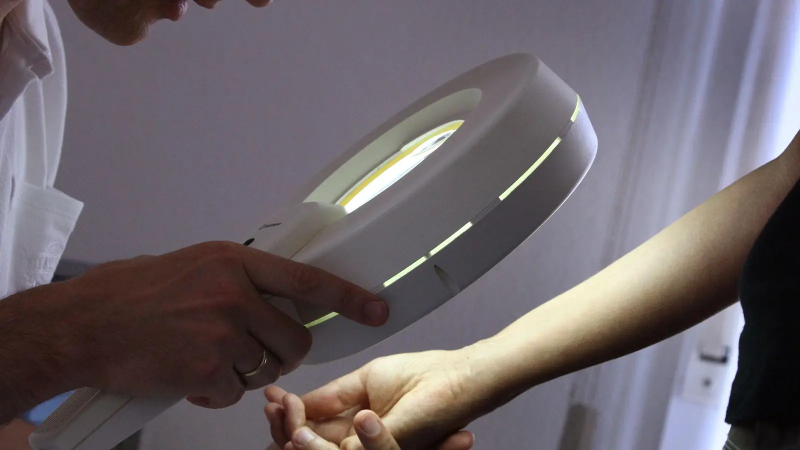 Wer regelmäßig zur Vorsorge geht, verringert das Risiko, an Hautkrebs zu sterben. (Archivbild) (Foto: Karl-Josef Hildenbrand/dpa/dpa-tmn)