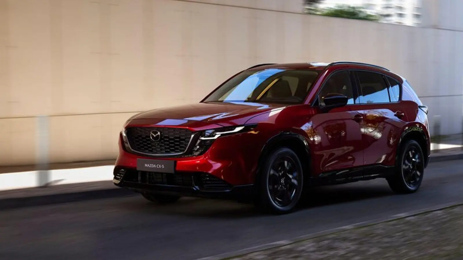 Neuer Look, mehr Platz: Mazda bringt den CX-5 mit längerem Radstand und größerem Kofferraum. (Foto: Mazda/dpa-tmn)