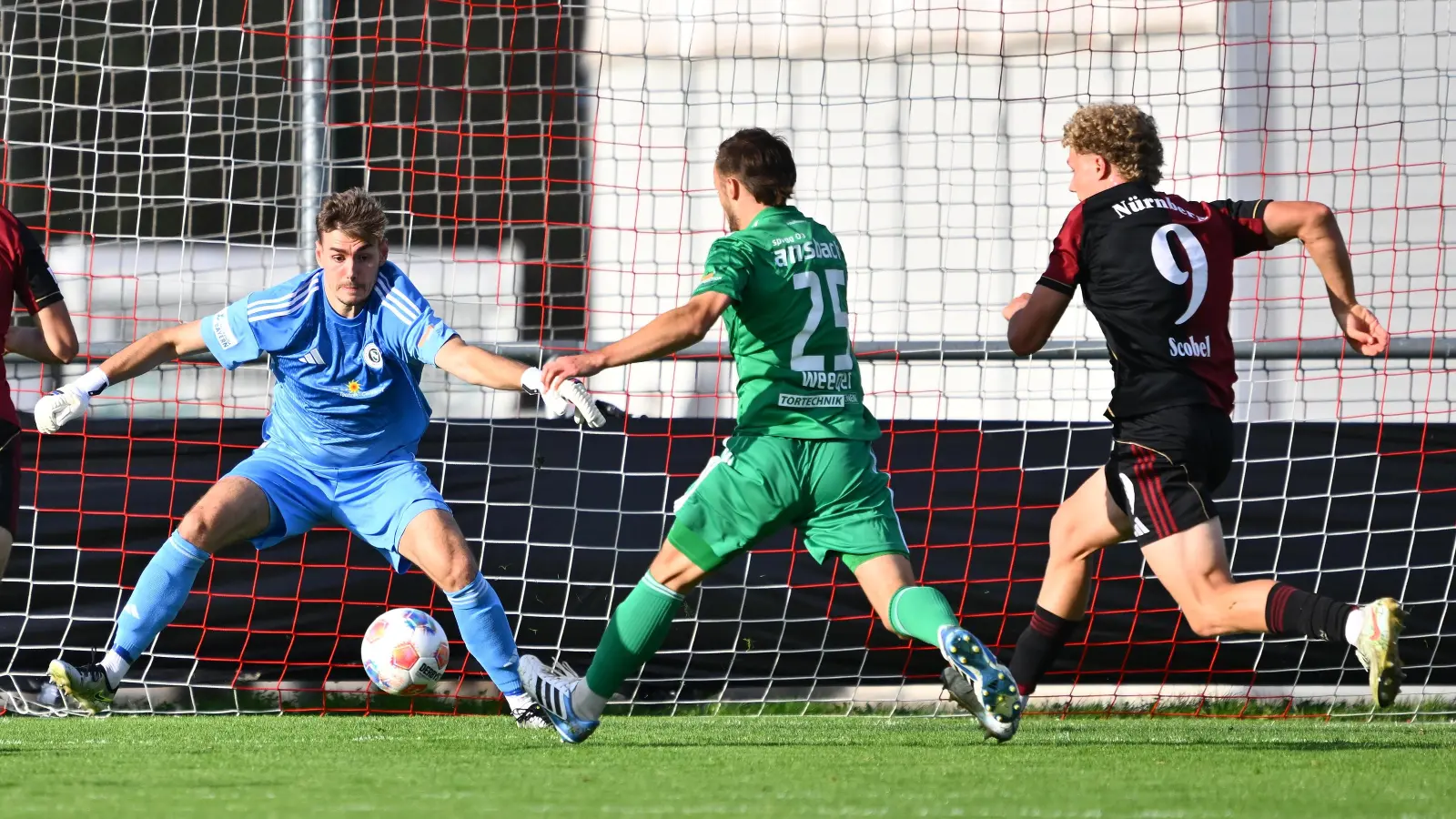 Stets abwehrbereit: SpVgg-Torhüter Heiko Schiefer hatte im Gastspiel beim 1. FC Nürnberg viel zu tun. In der Mitte Abwehrchef und Torschütze Eric Weeger, rechts Club-Stürmer Piet Scobel. (Foto: Wolfgang Zink)