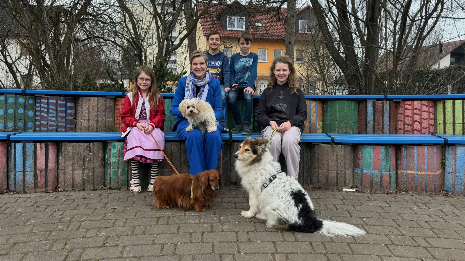 Freude über die vierbeinigen Begleiter: Alrun Schwarz und Schülerinnen und Schüler mit dem ausgebildeten Schulhund Fluffy (rechts), dem Nachwuchsschulhund Brösel und der Dackel-Oma Lilly. (Foto: Lara Hausleitner)