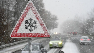 In der Woche ab dem 18. November können in Westmittelfranken die ersten Schneeflocken fallen. (Symbolbild: Lars Penning/dpa)