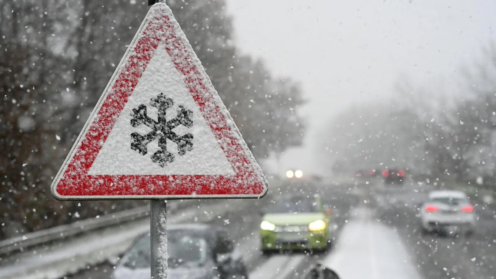 In der Woche ab dem 18. November können in Westmittelfranken die ersten Schneeflocken fallen. (Symbolbild: Lars Penning/dpa)