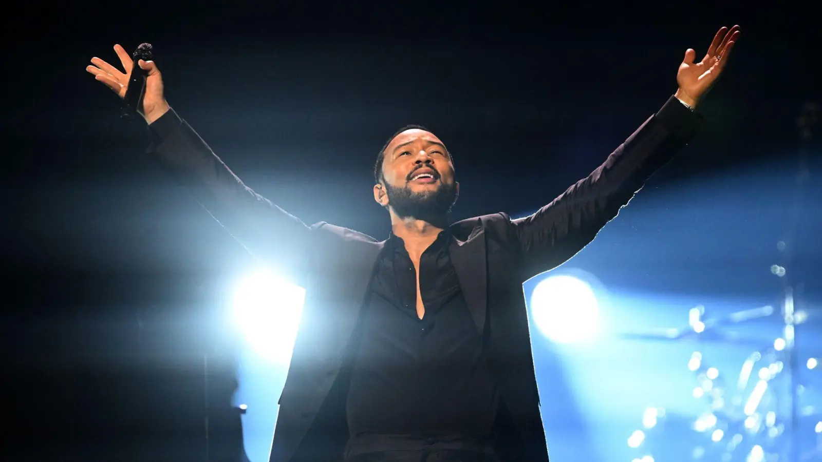 Die Stimmung war trotz vieler leerer Plätze gut. (Foto: Felix Hörhager/dpa)