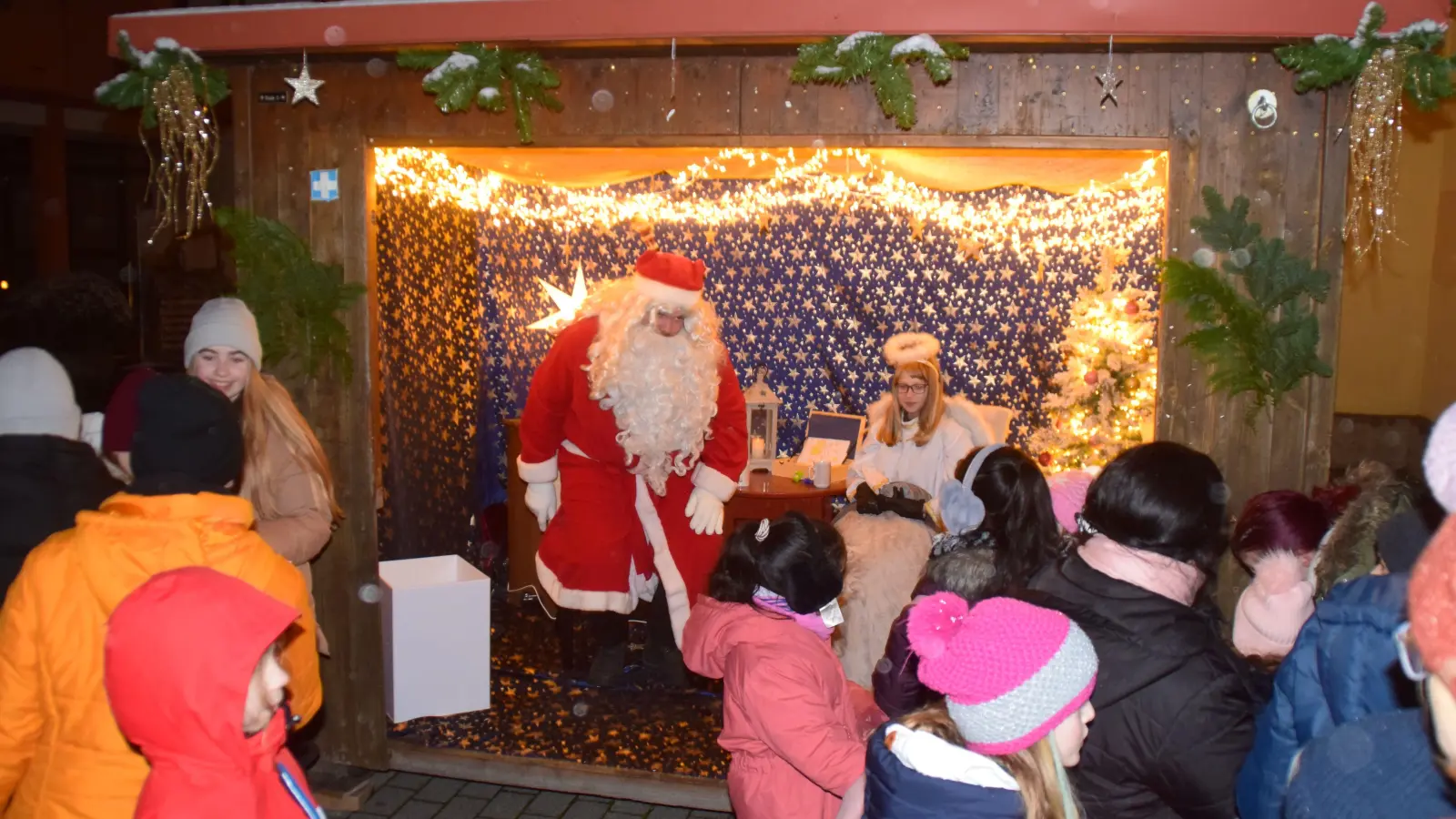 Bei der Langen Nacht der Lichter in Uffenheim öffnet traditionell das Weihnachtsmannpostamt – so auch heuer wieder. Um 18 Uhr startet die feierliche Zeremonie in der Spitalkirche. (Archivfoto: Gerhard Krämer)