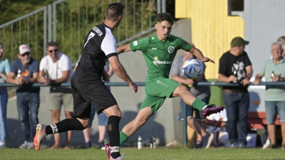Tanyel Deliboyraz (rechts, hier im Testspiel gegen den TSV Bechhofen) wechselte vor der aktuellen Saison von der SpVgg Ansbach zum ATSV Erlangen. (Foto: Martin Rügner)