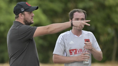 Da gehts lang zum nächsten Sieg: SCA-Trainer Maik Mokos (links) war mit der Leistung seiner Elf zuletzt nicht einverstanden. (Foto: Martin Rügner)