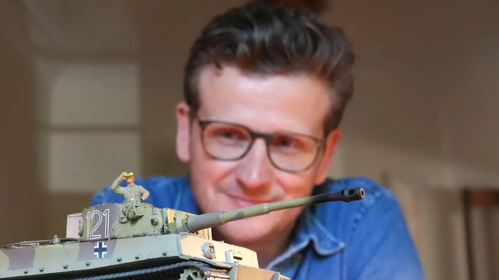 Ein neuer Antikriegsfilm aus Deutschland kommt ins Kino. Regisseur Dennis Gansel nimmt einen mit an die Ostfront 1943. (Archivbild) (Foto: Marcus Brandt/dpa)