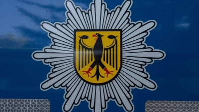 Das Logo der Bundespolizei ist an einem Fahrzeug der Bundespolizei bei einem Einsatz zu sehen. (Foto: Paul Zinken/dpa-Zentralbild/dpa)